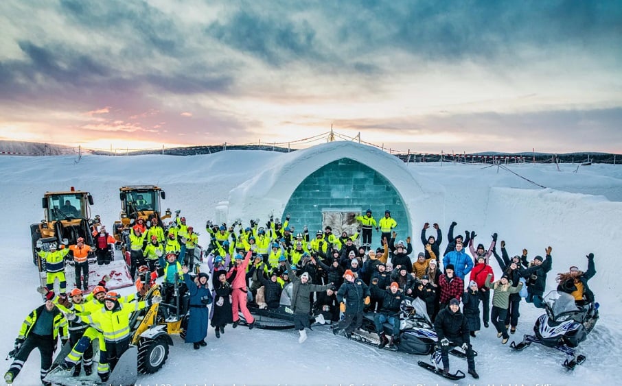 Parte da equipe que trabalhou na construção da estrutura do Ice Hotel, na Suécia.. Foto: Ice Hotel/Divulgação