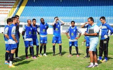 Luís dos Reis, técnico do MAC, comandou coletivo nesta terça-feira