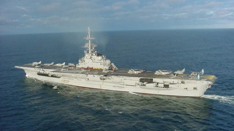 Marinha afunda porta-aviões e caso repercute na imprensa estrangeira