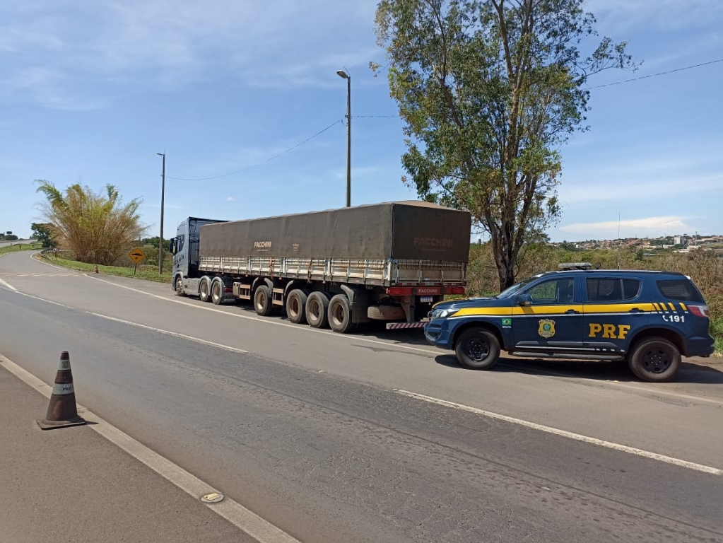 PRF recupera carreta com denúncia de apropriação no Paraná PRF recupera carreta com denúncia de apropriação no Paraná