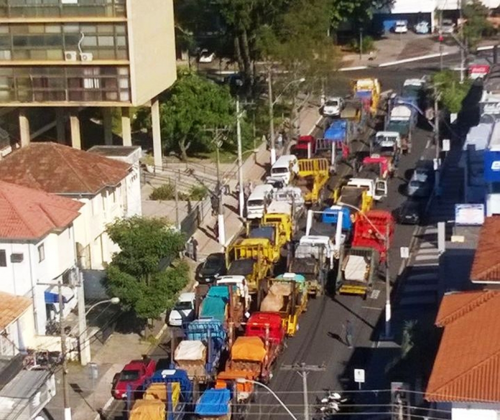 Empresas de caçamba protestam e coleta de entulho vira impasse em Marília