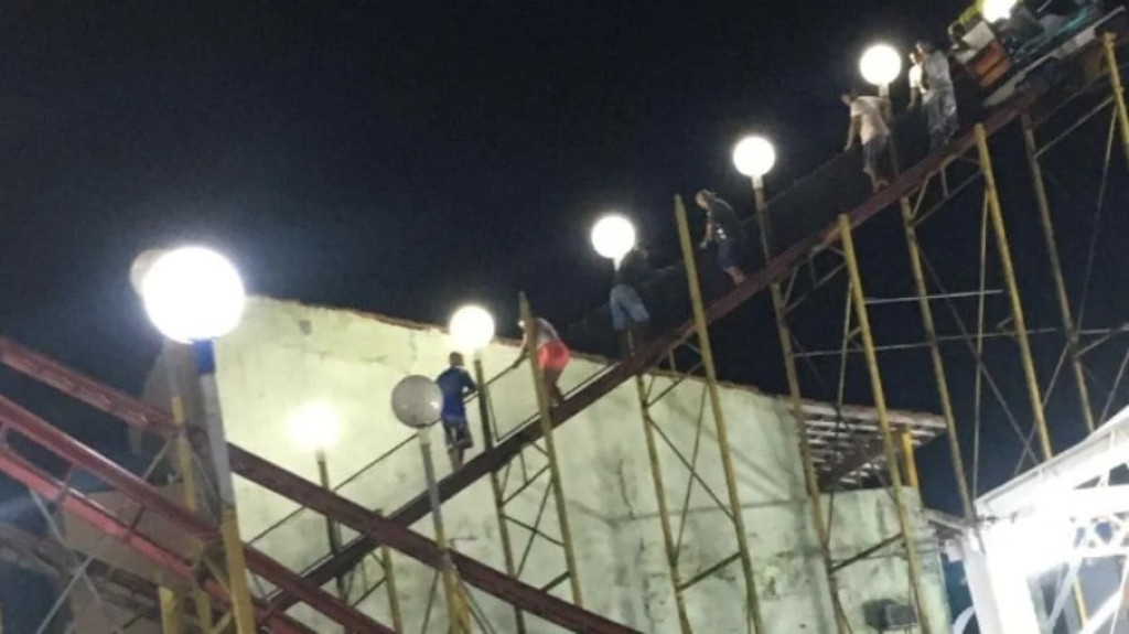 Montanha-russa quebra e pessoas precisam ser resgatadas Montanha-russa quebra e pessoas precisam ser resgatadas