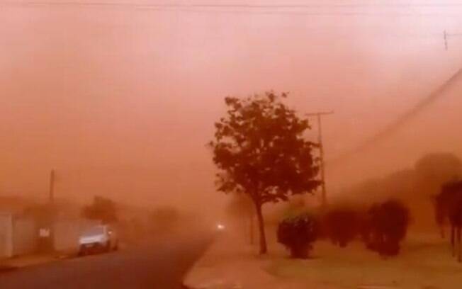 A tempestade de areia prejudicou a visibilidade em várias regiões.