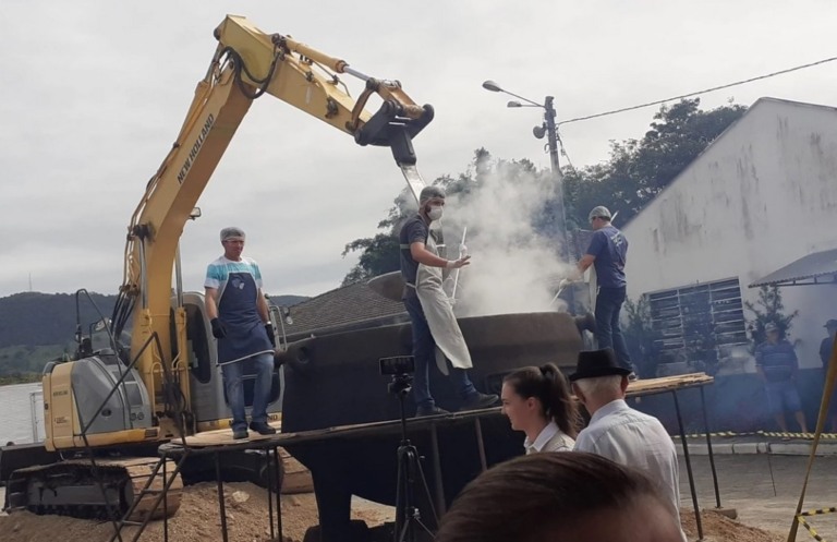 Armazém prepara caldo gigante na festa regional da tilápia