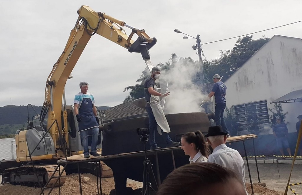 Armazém prepara caldo gigante na festa regional da tilápia