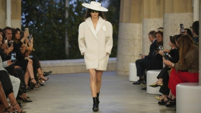Beatriz Lima Leal Louis Vuitton desfila resort 2025 em Barcelona