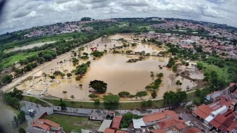 Wagner Byrinait Região do Parque das Águas, em Sorocaba (SP), permanece alagada neste domingo (21)