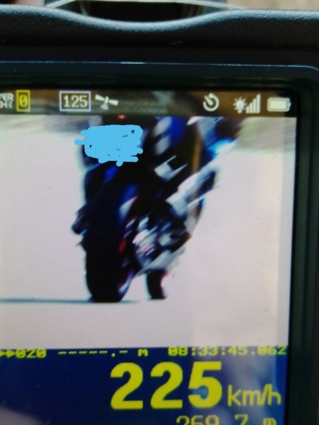 Fiscalização da Polícia flagra motociclista a 225km/h no Contorno de Marília