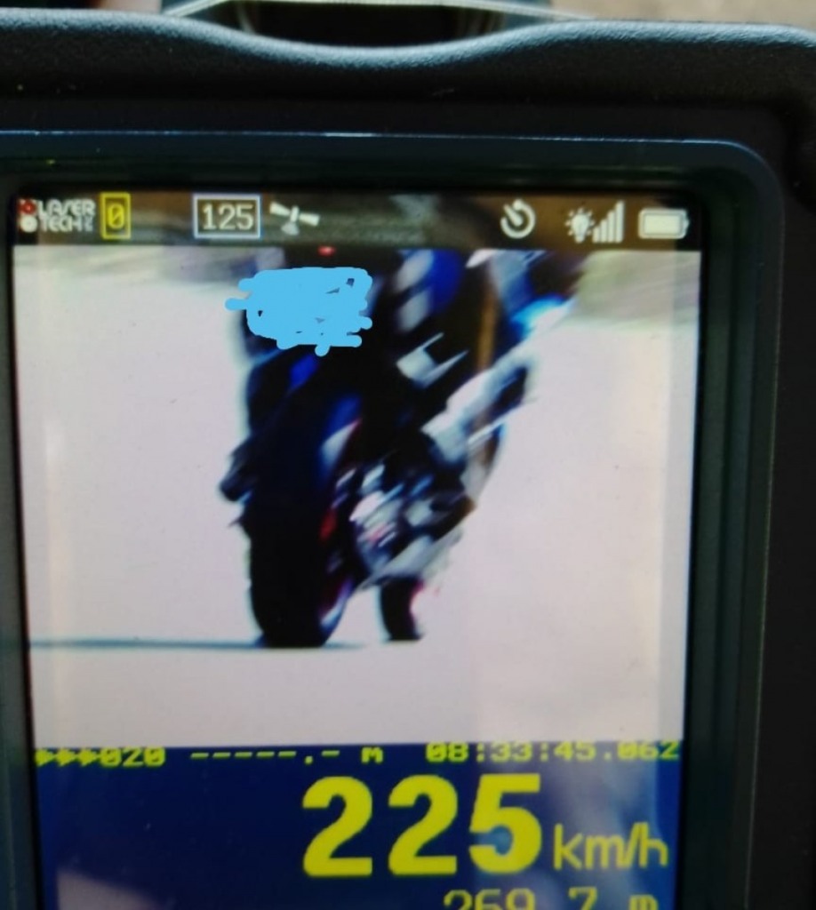 Fiscalização da Polícia flagra motociclista a 225km/h no Contorno de Marília
