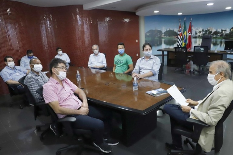 Eduardo Kawakami, diretor da rede, com o prefeito de Rio Preto, Edinho Araújo