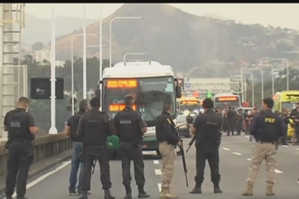 Homem sequestra ônibus e é morto por atiradores de elite no RJ