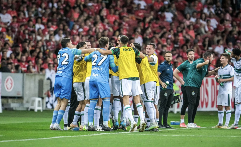 Coritiba conquista vitória emocionante de virada sobre o Inter por 4 a 3 no Brasileirão