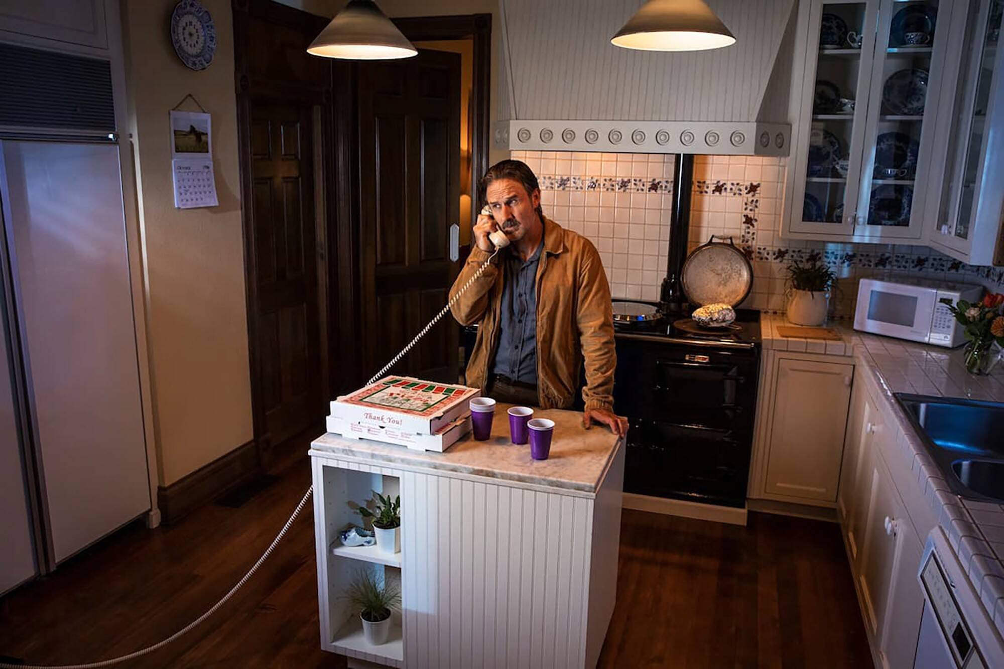 David Arquette na cozinha do filme. Foto: Reprodução/Airbnb