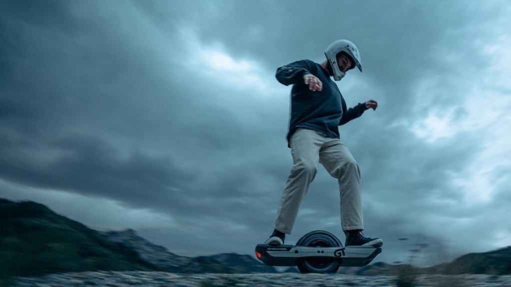 Onewheel GT é um skate elétrico de uma roda para 'surfar' no asfalto