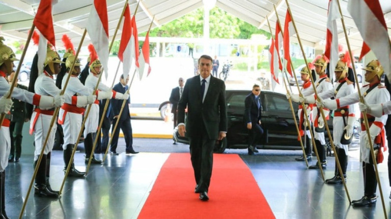 TSE decide manter minuta golpista em investigação contra Bolsonaro