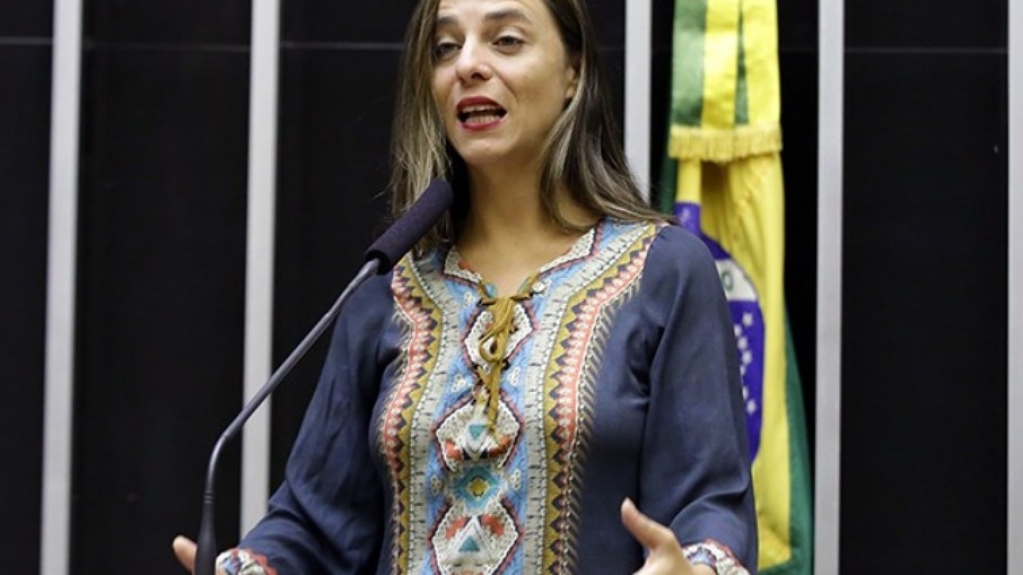 Deputada ataca extrema direita: "Bolsonaro é o filho mais podre deste sistema"