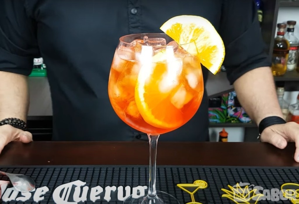 Arrase fazendo esse drink refrescante e bem saboroso Aperol Spritz