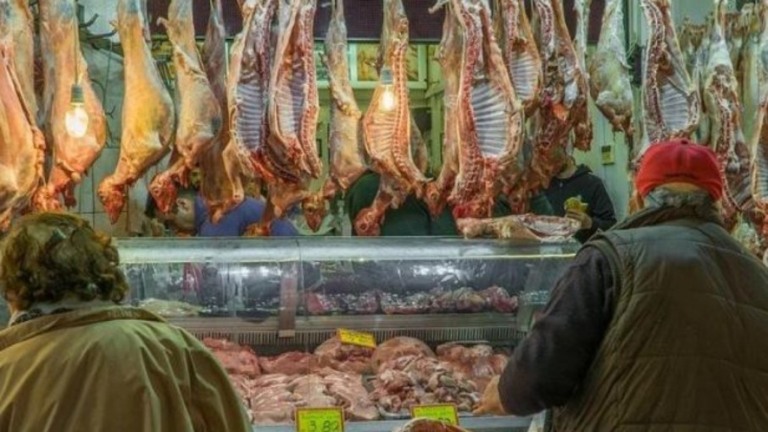 Mercado é condenado por alimentar funcionários com comida vencida