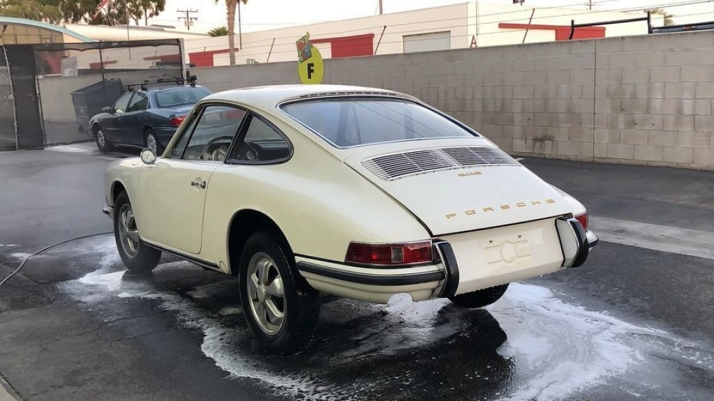 Porsche 911S de 1967 é lavado pela primeira vez em 40 anos