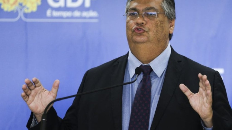 Ministro de Lula não descarta pedir extradição de Bolsonaro