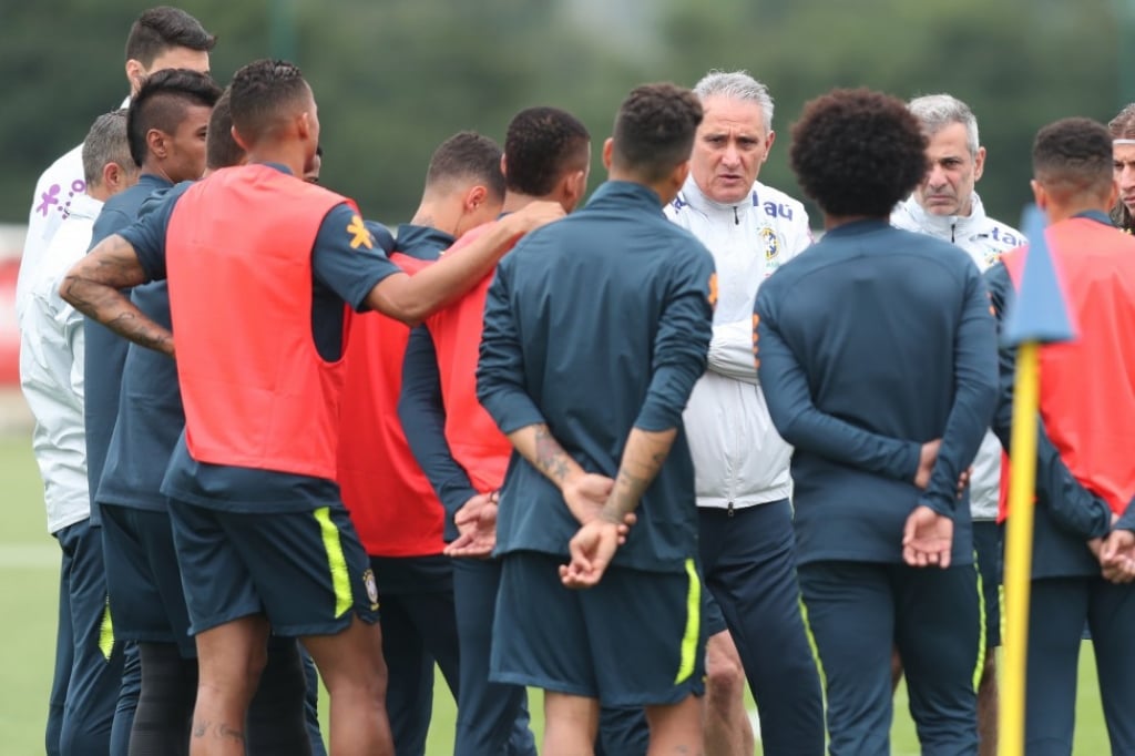 Tite orienta jogadores em treino – Agência CBF