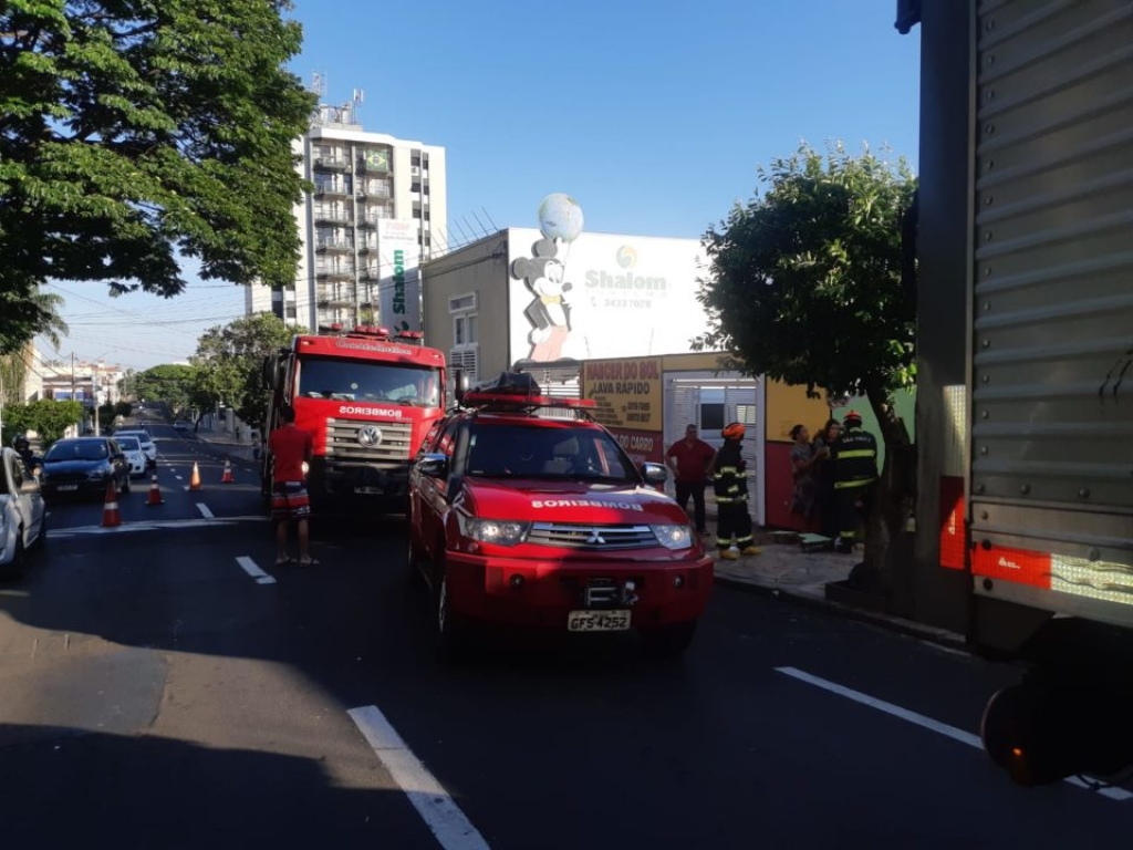 Acidente com caminhão em fios fere duas adolescentes em Marília