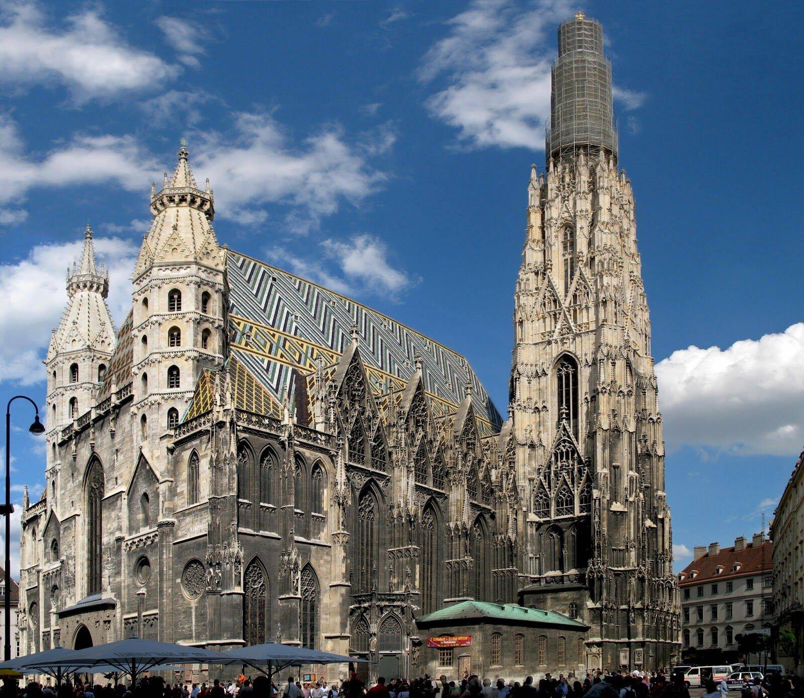 Símbolo da arquitetura gótica na cidade, a Catedral Stephansdom oferece ingressos para que turistas subam ao topo para ver a cidade de cima. Foto: Reprodução/Pinterest