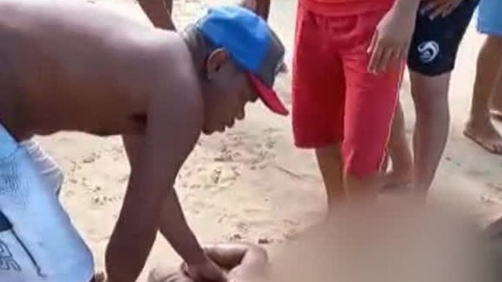 Ataque de tubarão: Vítima entrou no mar apenas para retirar areia do corpo Ataque de tubarão: Vítima entrou no mar apenas para retirar areia do corpo