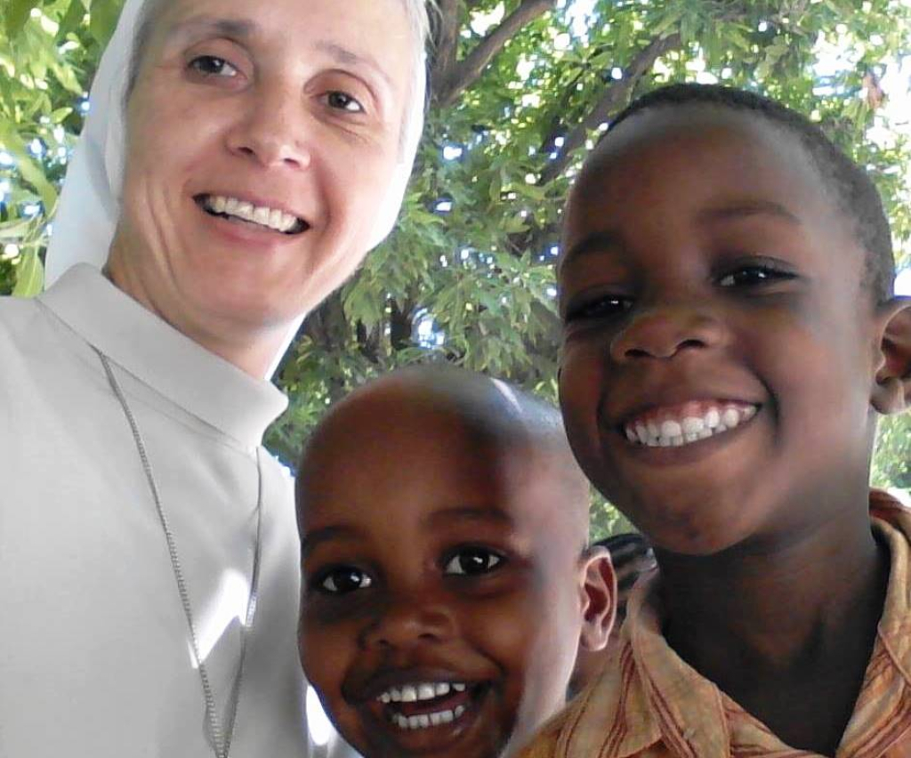 Religiosa da região em missão no Haiti divulga mensagem de esperança e resiliência
