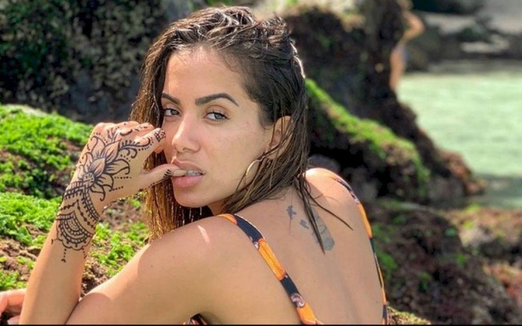 Anitta beija cantor Lunay e fãs especulam que ela se separou de bilionário Anitta beija cantor Lunay e fãs especulam que ela se separou de bilionário