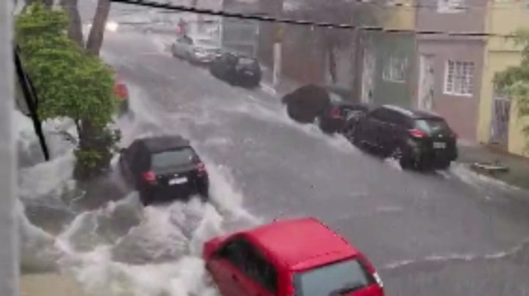São Paulo entra em estado de atenção após fortes chuvas na cidade