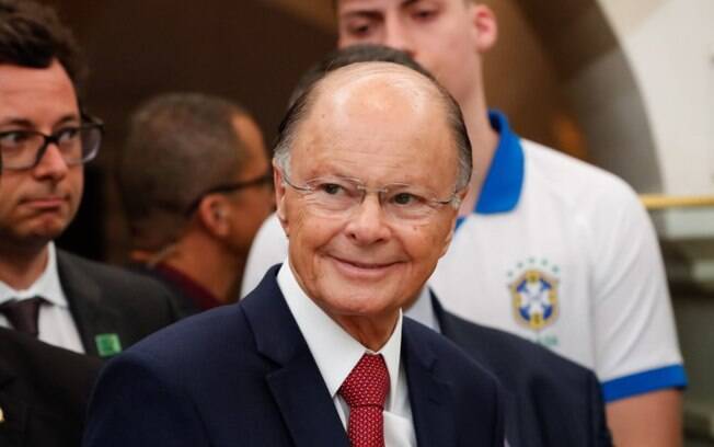 homem sorrindo