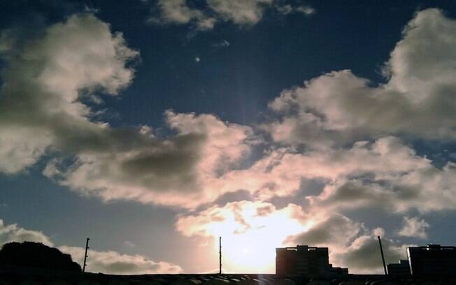 Previsão do tempo não traz indícios de chuva e sol aparece entre nuvens.
