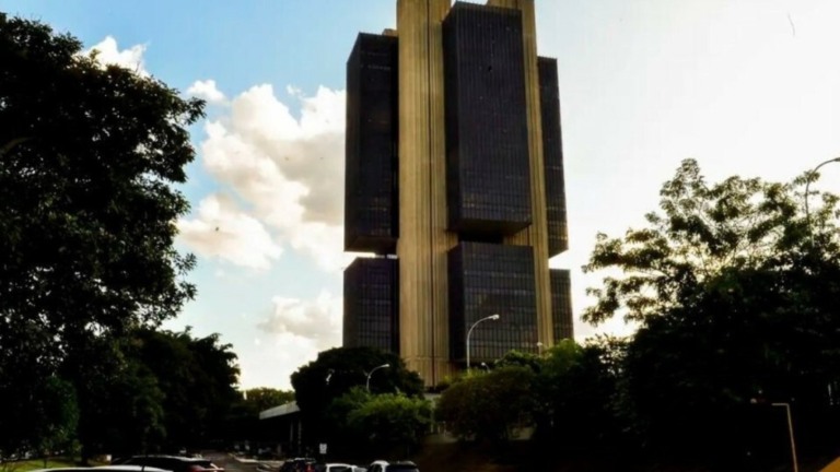Agência Brasil Relator entrega parecer da PEC que dá autonomia orçamentária ao BC