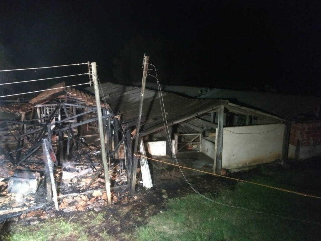 Incêndio destrói galpão na zona rural de Herculândia