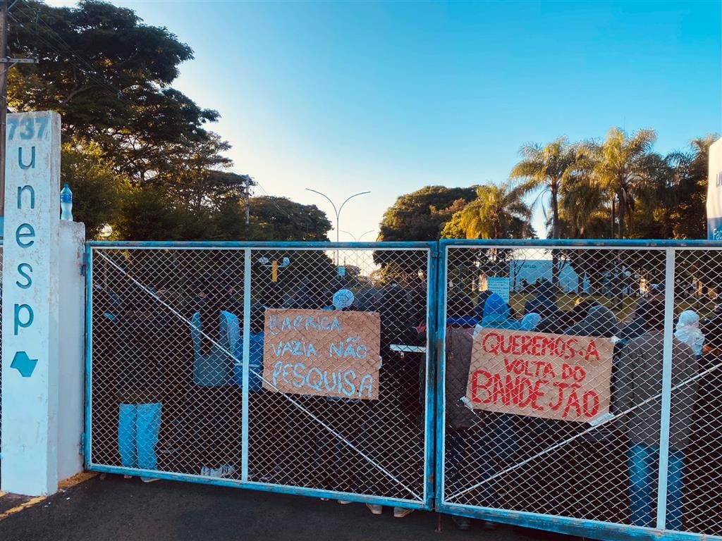 Manifestação fecha Unesp de Marília por reivindicações de servidores e estudantes