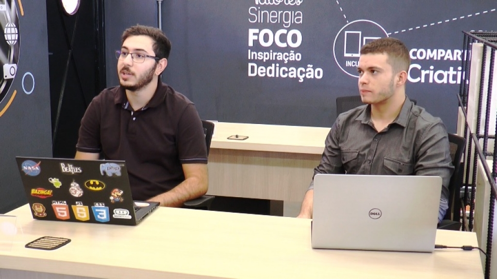 Ex-alunos do curso de Ciência da Computação do UNIVEM, João Pedro Silva e Douglas Lima venceram a edição do Marília Startup Pitch Day 2018, com o aplicativo SEV- para vendas pelo facebook