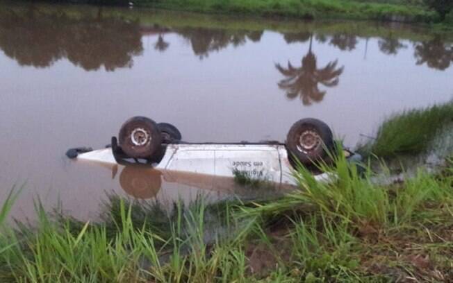 carro de cabeça para baixo em rio