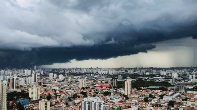 SP: temporais causam uma morte e deixam cidade em estado de atenção