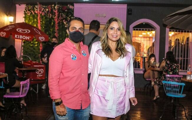 Thammy Miranda e Jaque Alves na entrada do Frida Bistrô