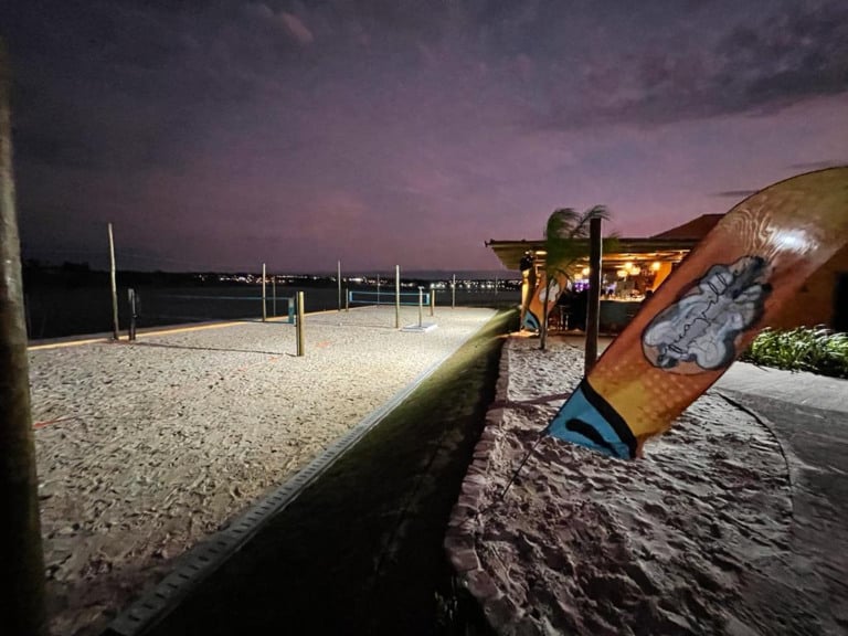 Aquaville inaugura Beach Bar e quadras, recebe craques e projeta entrega de chalés