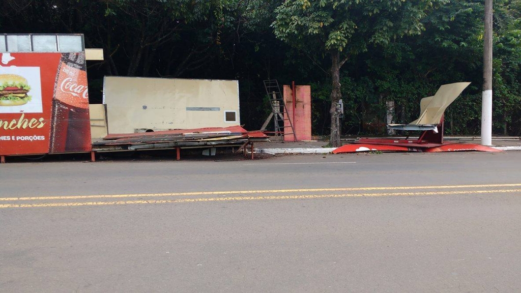 Reunião vai definir retirada de trailers de avenida do bosque; um já saiu