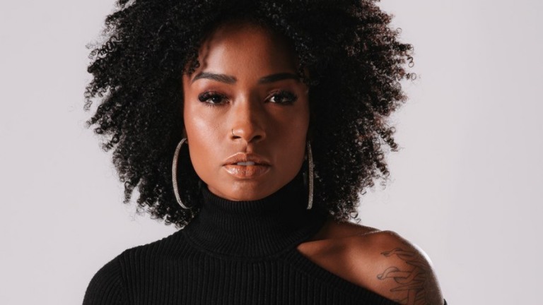 Sarah Fonseca aponta racismo no mundo digital: "Vi olhares duvidosos"