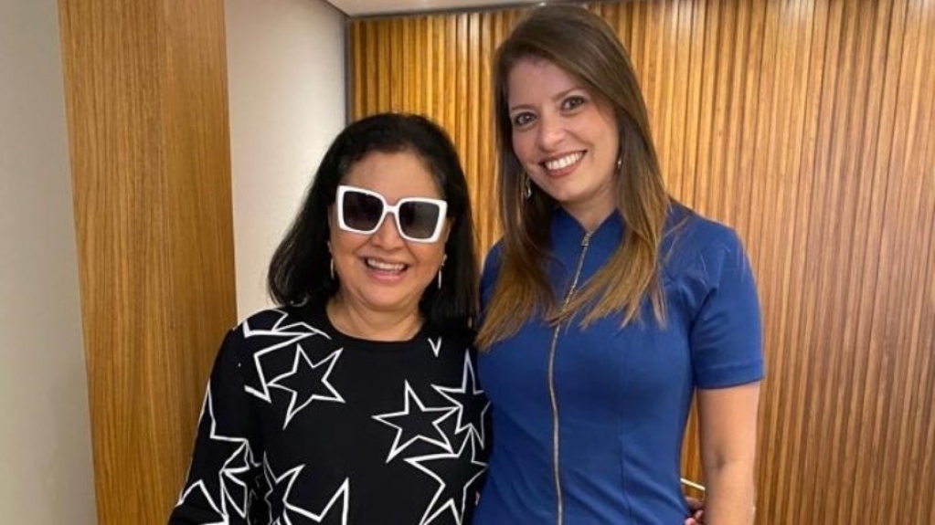 SP: Mãe de Sabrina Sato, Dona Kika lança livro com noite de autógrafos