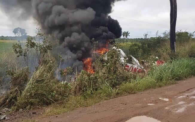 avião incendiado