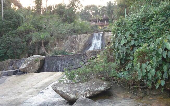 Cachoeira da praia de Iporanga.