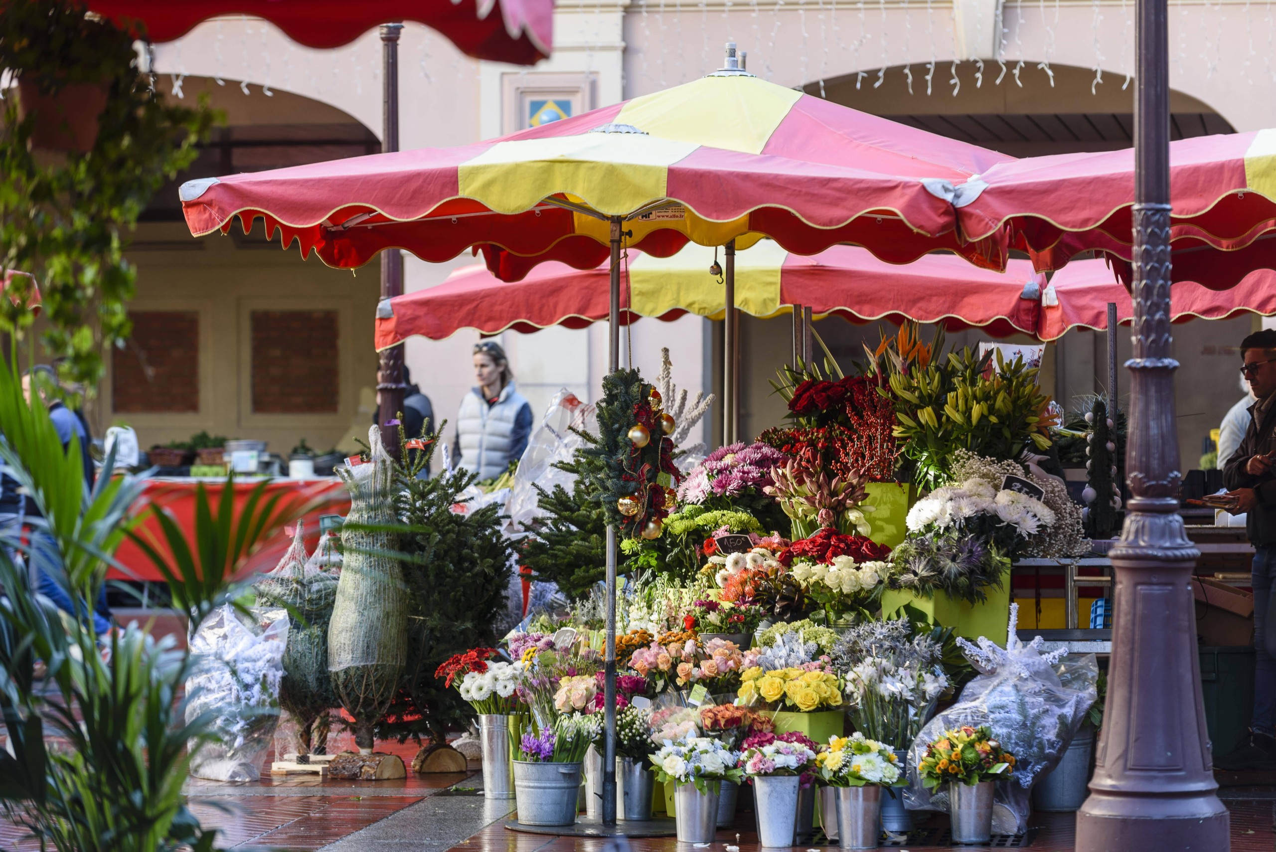 O Le Marché de la Condamine oferece diversas opções de frutas e pratos típicos. Foto: Société des Bains de Mer-min