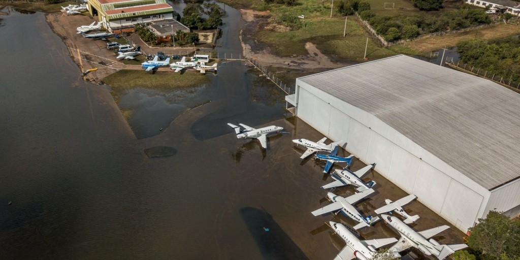 Base Aérea de Canoas recebe primeiro voo remanejado de Porto Alegre Base Aérea de Canoas recebe primeiro voo remanejado de Porto Alegre