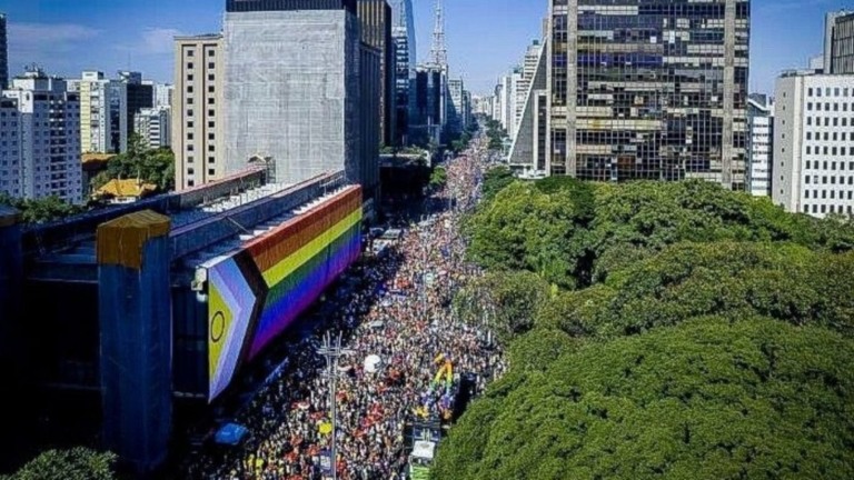 Agência Brasil Com multidão e alegria, Parada LGBT de SP chama atenção para a política
