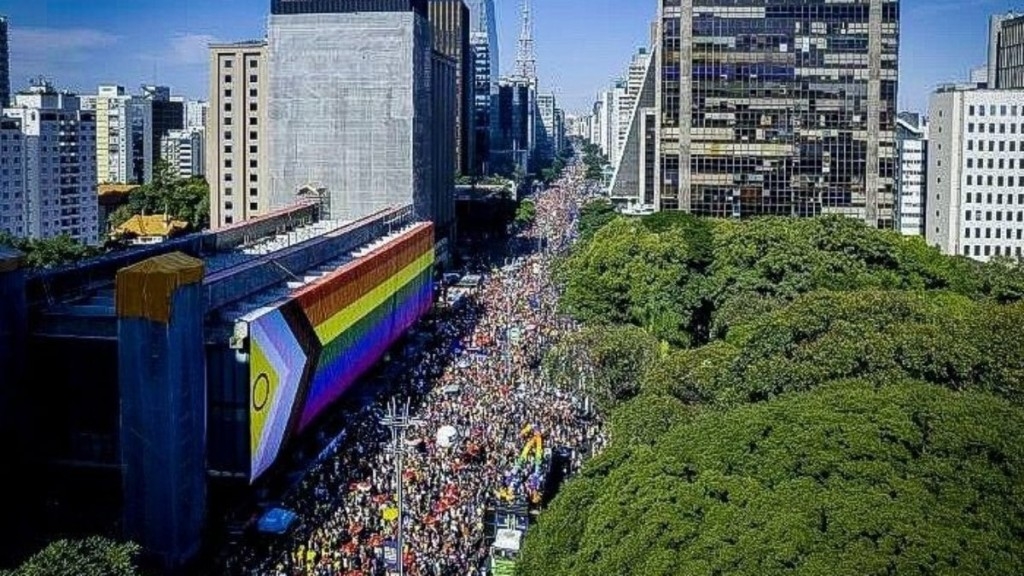 Agência Brasil Com multidão e alegria, Parada LGBT de SP chama atenção para a política